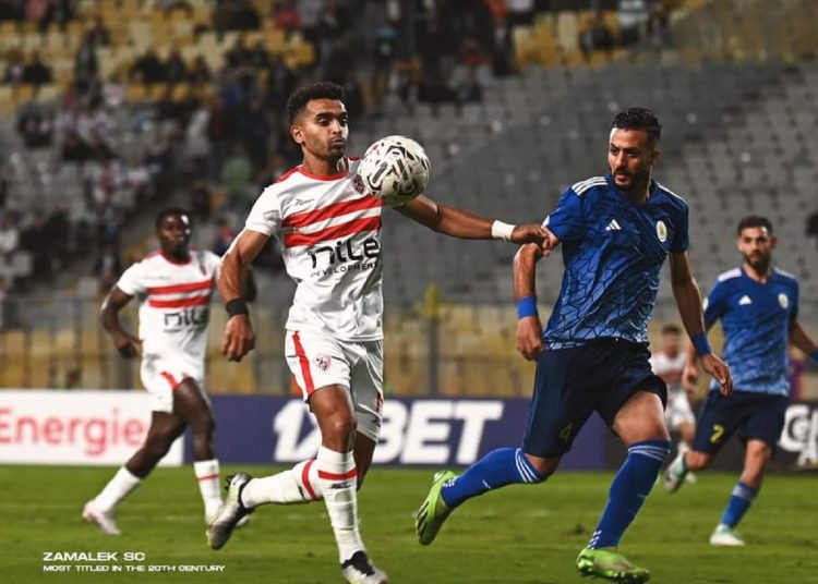 Zamalek’s Youssef Obama (L) tries to score against Libya’s Abu Salem during their CAF Confederation Cup match.