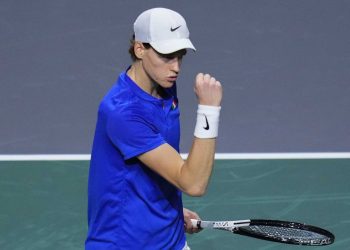 Djokovic sends Serbia to Davis Cup semis