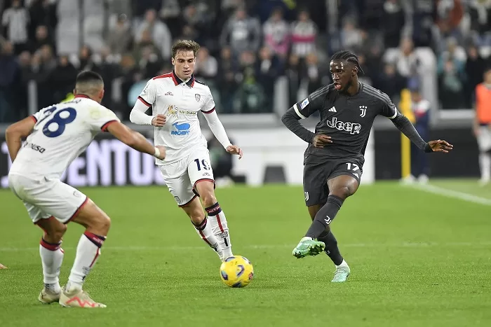 Juventus moves top of Serie A 1 - Egyptian Gazette Juventus' Samuel Iling-Junior (R) in action with Cagliari's Gaetano Oristanio (L) during their Serie A match.