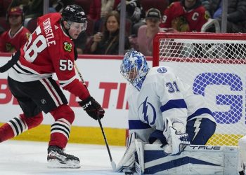 Lightning edges Blackhawks 4-2 to end 3-game slide
