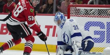 Lightning edges Blackhawks 4-2 to end 3-game slide