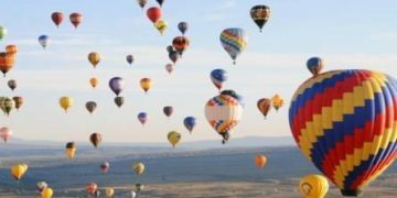 1,250 tourists of various nationalities go on balloon rides in Luxor