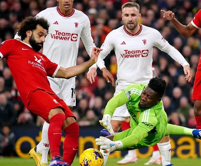 EPL: Liverpool held by Manchester United 1 - Egyptian Gazette Liverpool’s Mohamed Salah (L) tries to score against Manchester United goalkeeper Andre Onana.