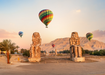 35 hot air balloons fly over Luxor, carrying 630 tourists