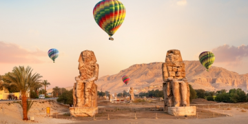 35 hot air balloons fly over Luxor, carrying 630 tourists