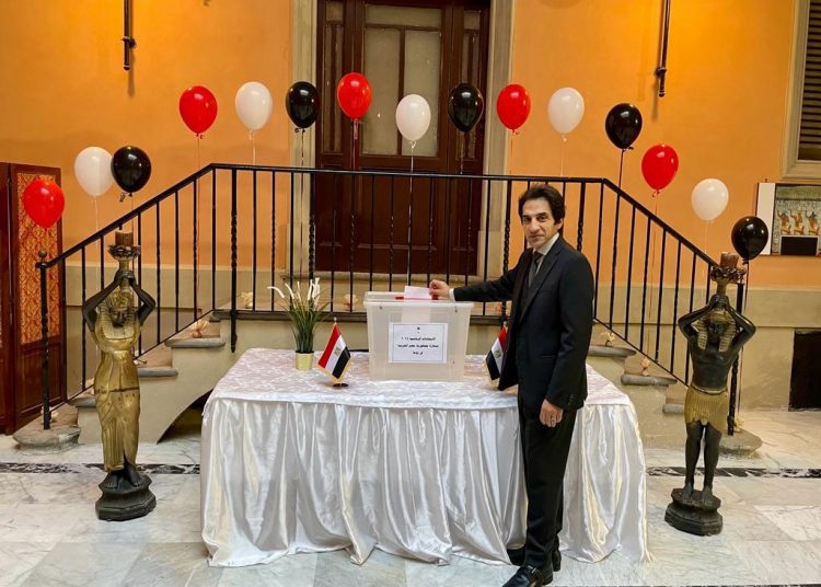 Rady casts his ballot, as presidential elections start abroad 1 - Egyptian Gazette