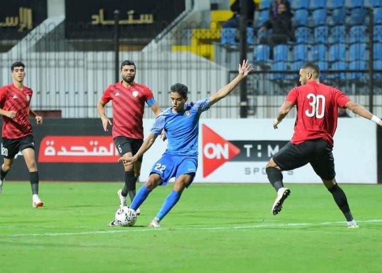 Smouha left-winger player Ahmed Khaled (C) tries to score as Talae el-Geish centre-back Amro Tarek (R) defends during their match at Alexandria Stadium.