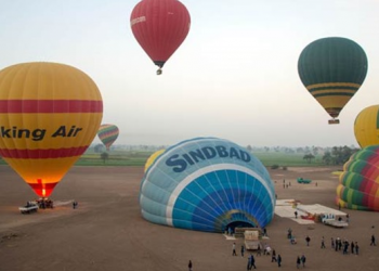 74 hot air balloons fly over Luxor, carrying 1,680 tourists