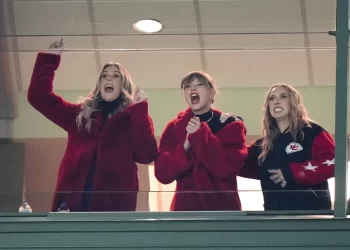 Taylor Swift on hand at Lambeau Field to watch Travis Kelce, Chiefs face Packers