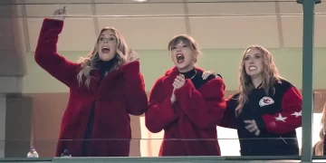 Taylor Swift on hand at Lambeau Field to watch Travis Kelce, Chiefs face Packers