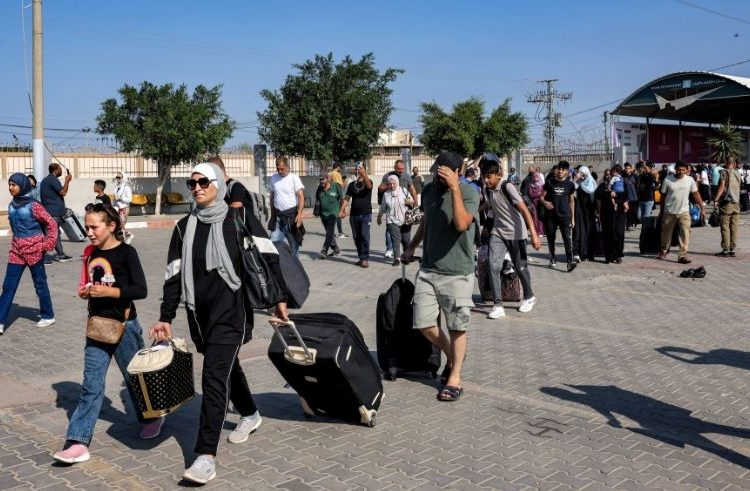 292 people of various nationalities cross to, from Gaza Strip 2 - Egyptian Gazette 292 people of various nationalities cross to, from Gaza Strip 1 - Egyptian Gazette