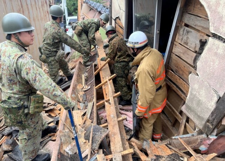 Japan quake: Survivors face freezing rain, threat of landslides 2 - Egyptian Gazette Japan quake: Survivors face freezing rain, threat of landslides 1 - Egyptian Gazette