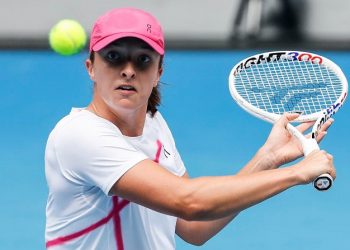 Swiatek edges Kenin at Aussie Open