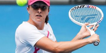 Swiatek edges Kenin at Aussie Open
