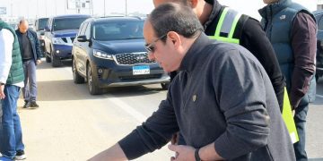 Sisi inspects construction works of some roads, axes in New Cairo