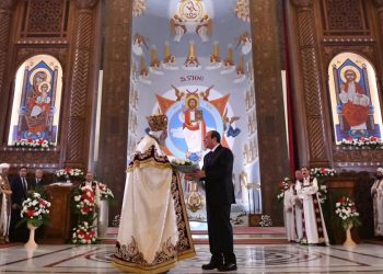 Sisi presents pack of white roses to Pope Tawadros on occasion of Christmas