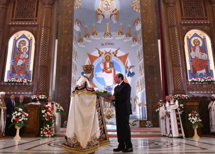 Sisi presents pack of white roses to Pope Tawadros on occasion of Christmas 2 - Egyptian Gazette Sisi presents pack of white roses to Pope Tawadros on occasion of Christmas 1 - Egyptian Gazette