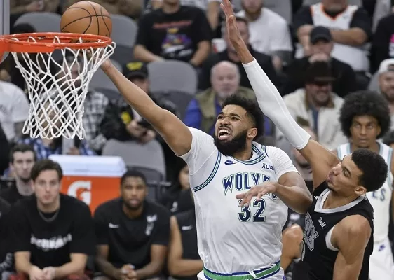 NBA: Magic edges Suns 113-98 1 - Egyptian Gazette San Antonio Spurs' Blake Wesley (R) attempts to shoot against Minnesota Timberwolves' Naz Reid during their NBA basketball game.