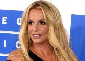 Britney Spears shoots down album reports