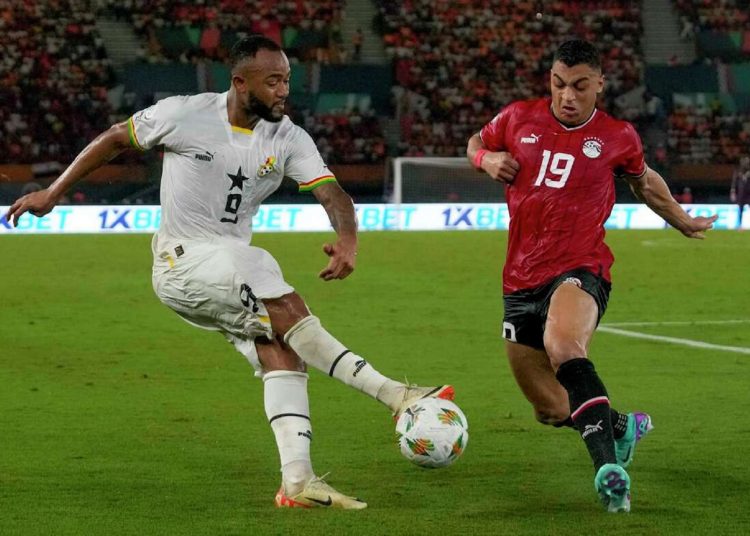 Egypt's Mostafa Mohamed (R) tries to block a shot from Ghana's Jordan Ayew during the AFCON Group B match.