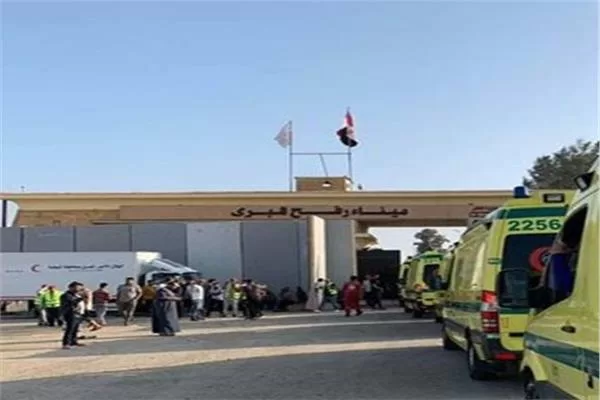 Rafah crossing receives Palestinians injured 2 - Egyptian Gazette Rafah crossing receives Palestinians injured 1 - Egyptian Gazette