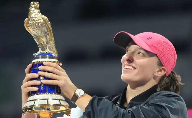 Swiatek claims 3rd Qatar Open title 1 - Egyptian Gazette Iga Swiatek holds Qatar Open trophy after winning the final against Ekaterina Rybakina in Doha.