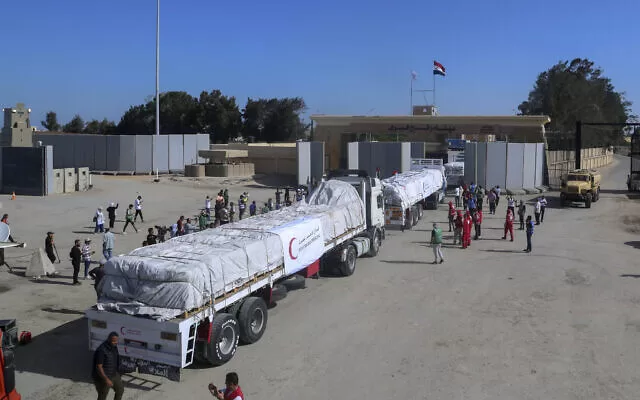Egypt keeps in touch with all parties to keep delivering aid to Gaza – Official 2 - Egyptian Gazette Egypt keeps in touch with all parties to keep delivering aid to Gaza – Official 1 - Egyptian Gazette