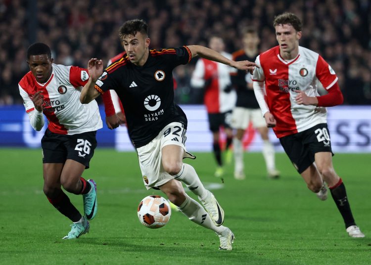AS Roma's Stephan el-Shaarawy (C) in action with Feyenoord's Givairo Read (L) during their UEFA Europa League match.