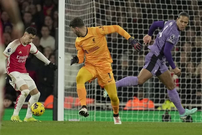Arsenal beats Liverpool to ignite EPL title race 1 - Egyptian Gazette Arsenal's Gabriel Martinelli (L) scores his side's second goal during the English Premier League match against Liverpool.