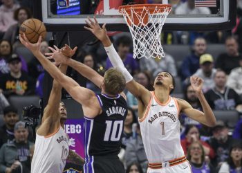 Warriors stun Lakers 128-110