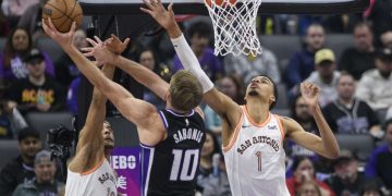 Warriors stun Lakers 128-110