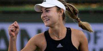 Swiatek coasts into Dubai semis; Gauff bounced