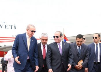 President Sisi welcomes Turkish president at Cairo airport