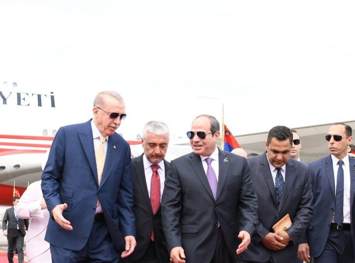President Sisi welcomes Turkish president at Cairo airport 2 - Egyptian Gazette President Sisi welcomes Turkish president at Cairo airport 1 - Egyptian Gazette