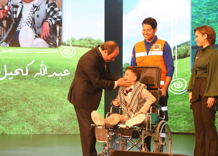 President Sisi keen on shaking hands with Palestinian child Abdullah 2 - Egyptian Gazette President Sisi keen on shaking hands with Palestinian child Abdullah 1 - Egyptian Gazette