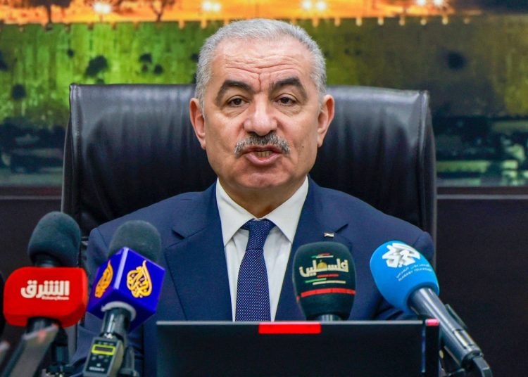 Palestinian PM submits his government's resignation to President Abbas 2 - Egyptian Gazette Palestinian PM submits his government's resignation to President Abbas 1 - Egyptian Gazette