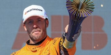 Bird snatches Sao Paulo race