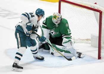 Stars defeat Sharks 3-2