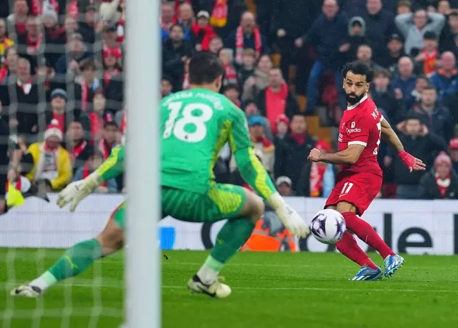 Klopp blasts ref for denying late penalty 1 - Egyptian Gazette Liverpool's Mohamed Salah makes an attempt to score during the English Premier League match against Manchester City.