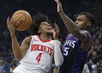 Rockets blow out Kings 112-104