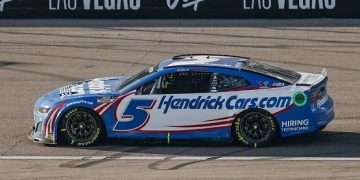 Larson dominates Las Vegas race