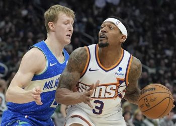 Lillard paces Bucks past Suns 140-129