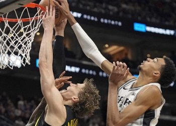 Hawks hand Blazers 8th straight loss