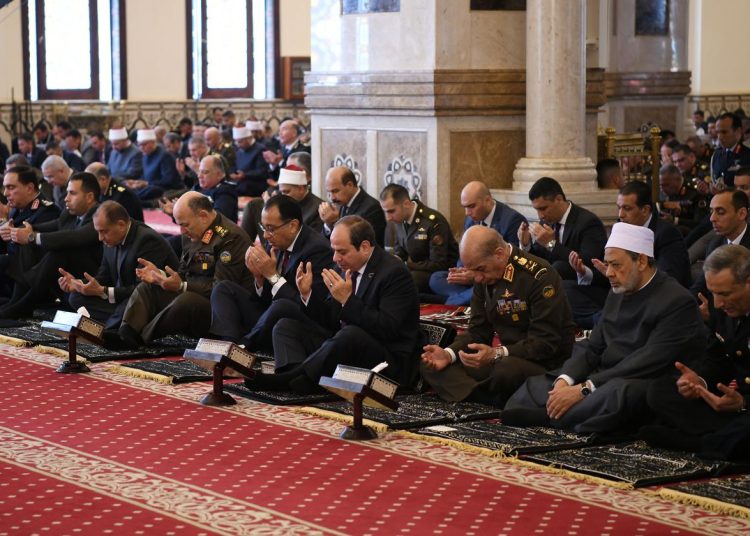 President performs Friday prayers 2 - Egyptian Gazette President performs Friday prayers 1 - Egyptian Gazette