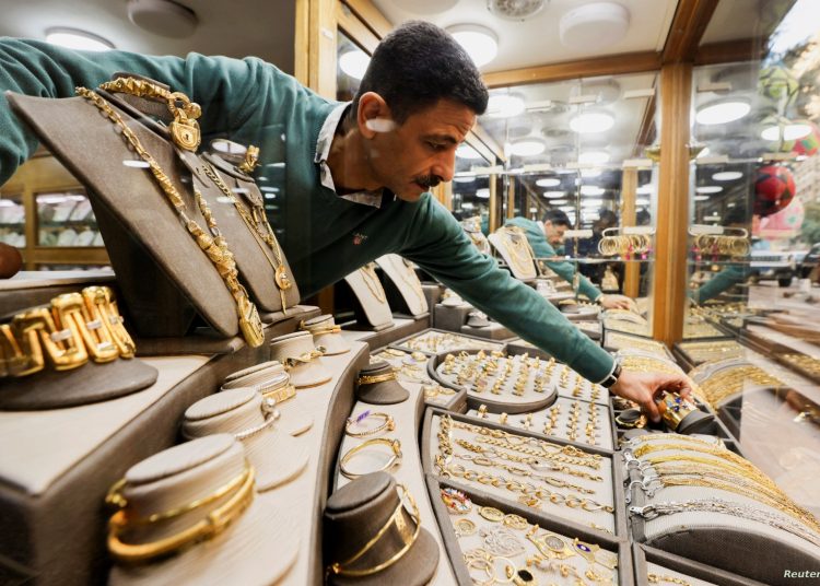 Local gold prices stabilise after currency float 1 - Egyptian Gazette