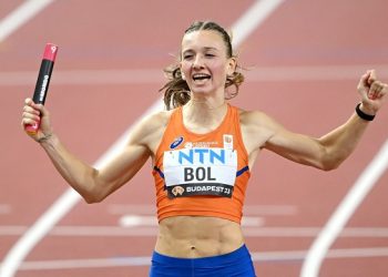 Bol smashes 400m world record