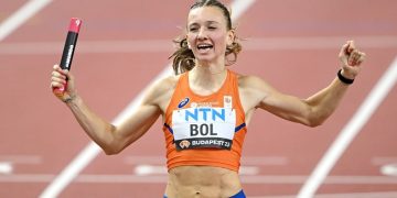 Bol smashes 400m world record