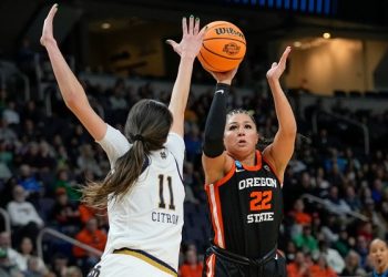 Oregon defeats Notre Dame 70-65