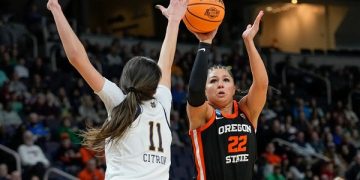 Oregon defeats Notre Dame 70-65