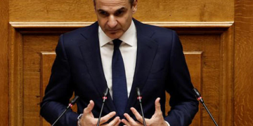 Greece to raise monthly minimum wage by 6.4% to 830 euros
